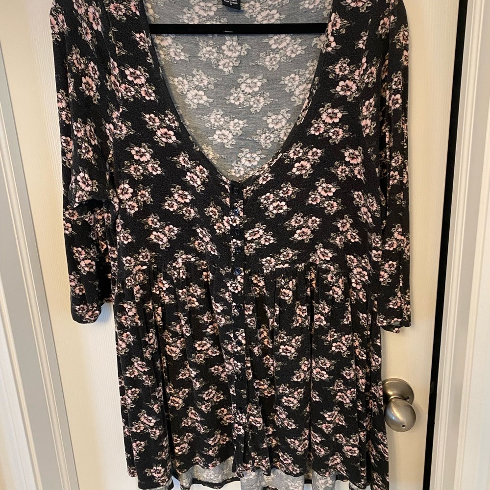 Torrid 3/4 sleeve floral blouse, size 0, small hole near tag